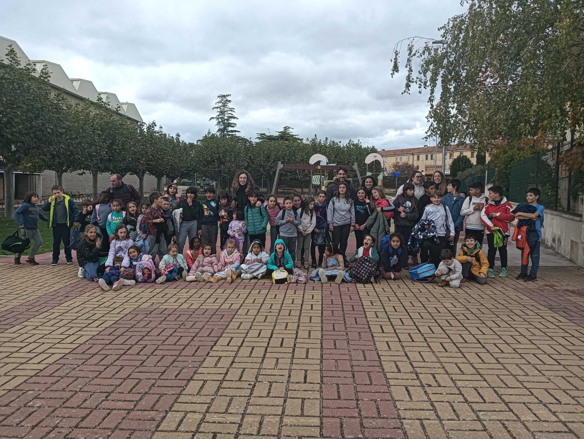Buenos días,  El jueves visitamos la fábrica de caramelos del Caserío de Tafalla y el Palacio Real de Olite. Fueron dos visitas superinteresantes y muy sabrosas. Aprendimos un montón gracias a toda la información que nos dieron.